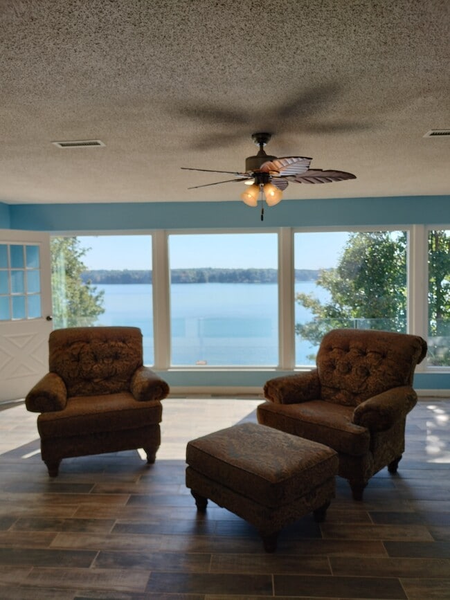 Building Photo - 295 Oak Hill Dr