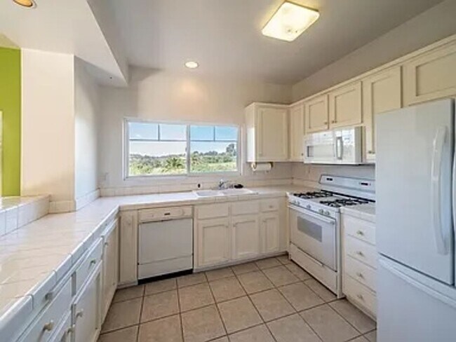Foto del edificio - Spacious Golden Hill Townhome with 2-Car Garage & Canyon Views!