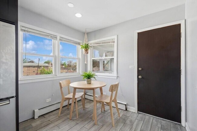Foto del edificio - 4951 W Foster Ave