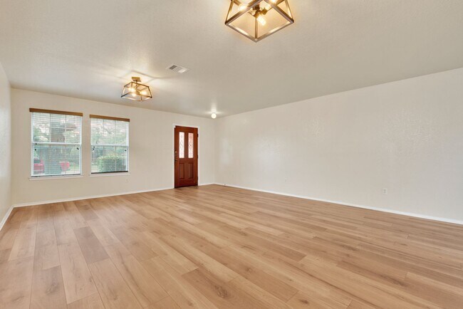 Foto del edificio - Spacious 5-Bedroom Beauty in Fox Grove –  with Community Perks!
