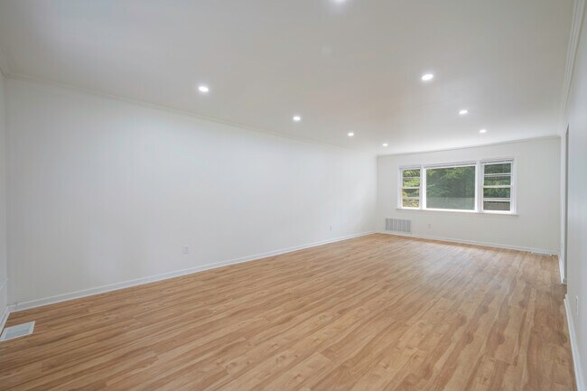 Building Photo - 20 Whitewood Dr