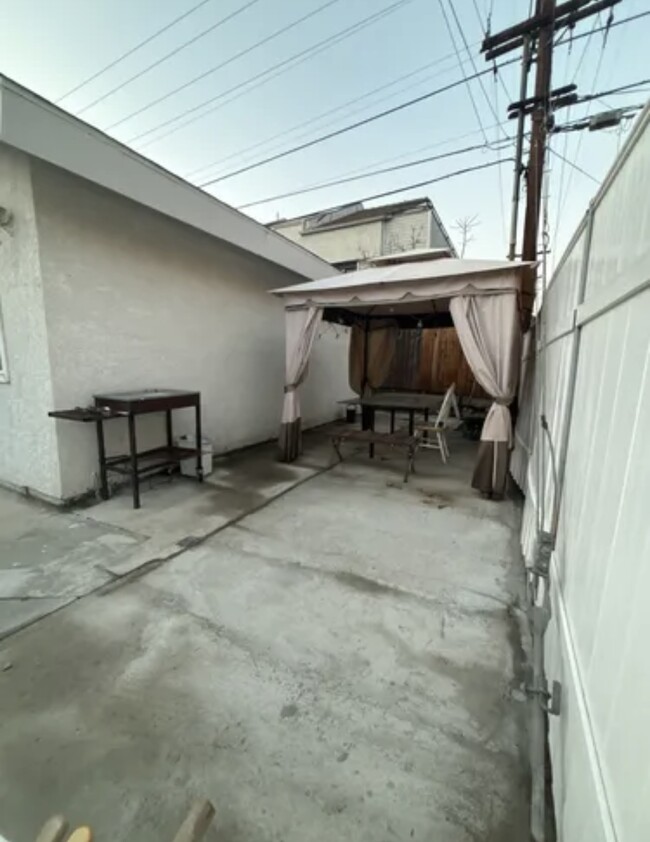 Private Patio with gazebo - 713 Milford St