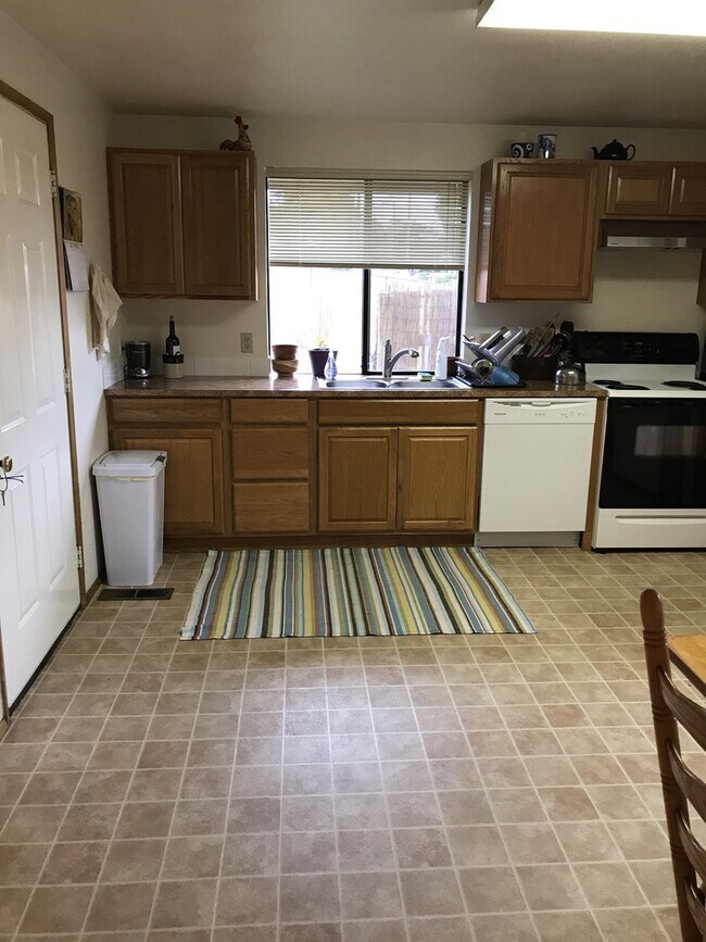 Building Photo - 3201-3203 Vincenta Dr
