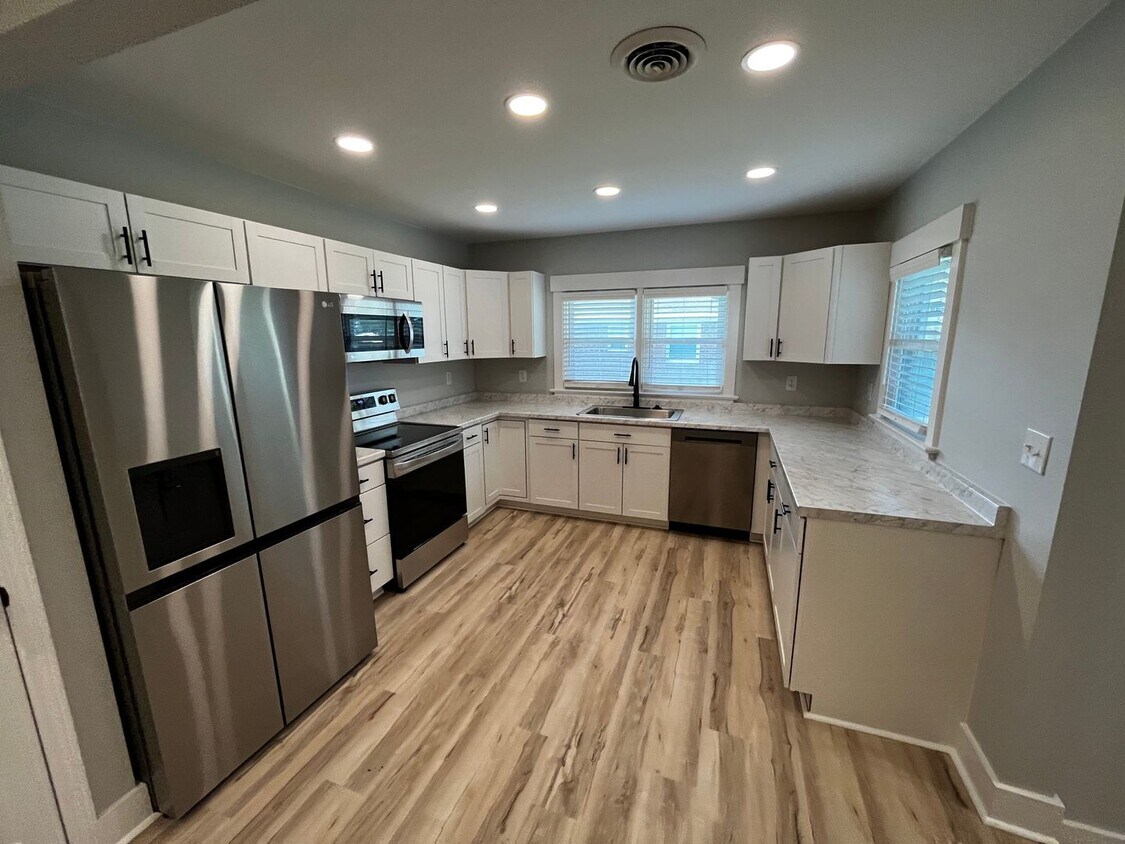 Primary Photo - 4Bed/3Bath Renovated Student friendly housing