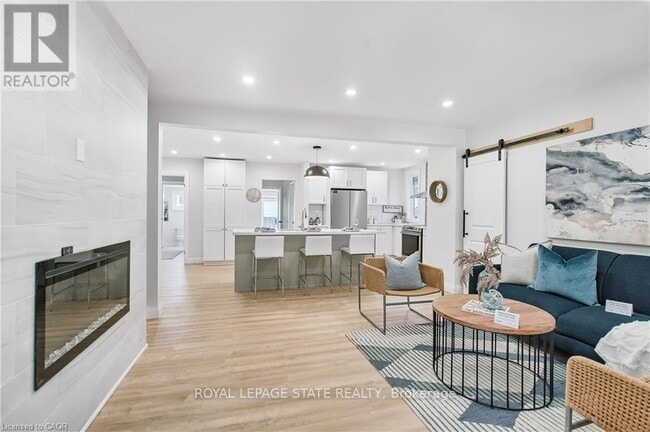 Building Photo - 10 Comet Ave