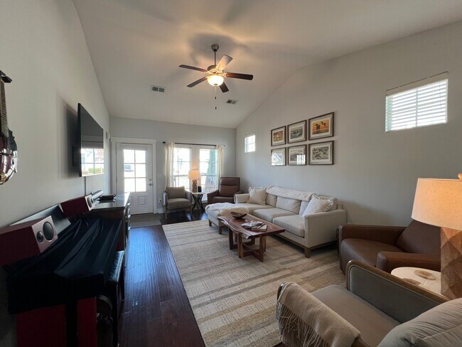 Foto del edificio - 2028 Gracious Dr