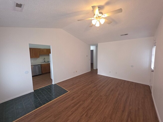 Foto del edificio - Nice 2 bedroom home with fenced in yard