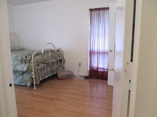 Building Photo - 527 Manns Chapel Rd