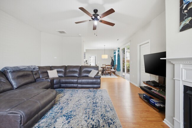 Foto del edificio - 5325 Brinsley Ln