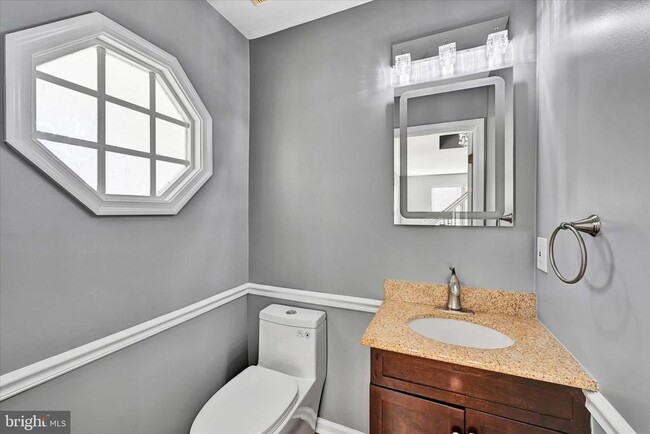Building Photo - 6800 Roslyn Ct