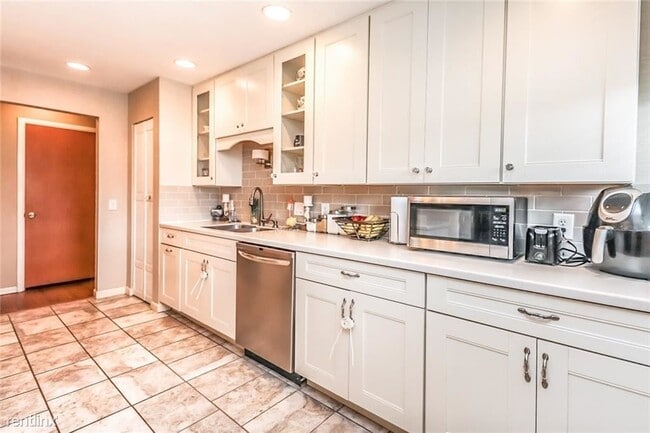 Building Photo - 3 br, 2 bath House - 47 Bradford Rd