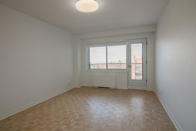 Building Photo - 4555 Av. Bonavista