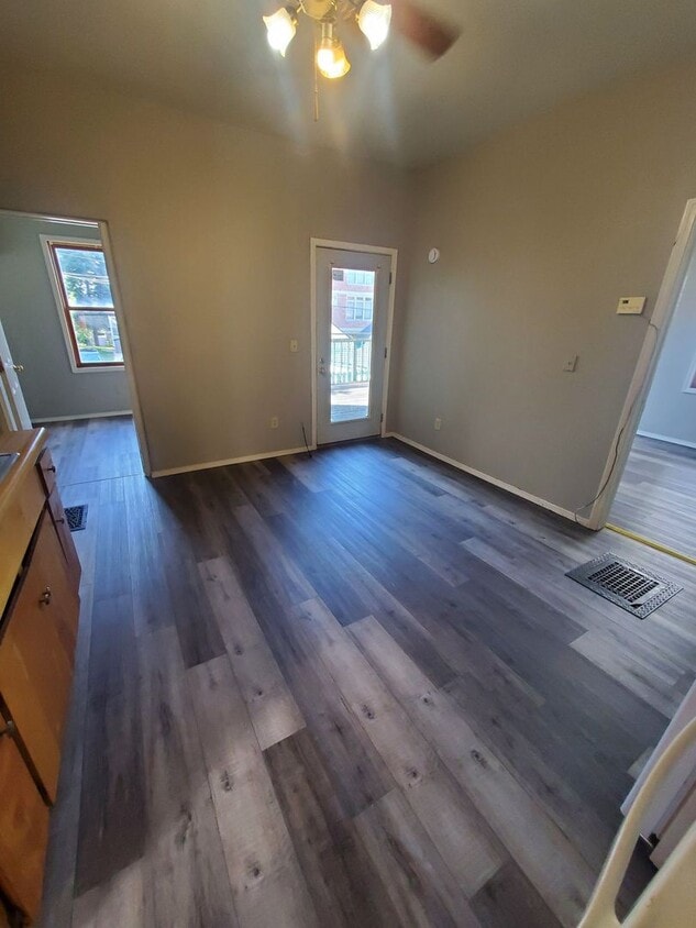 Foto principal - 1655 N Van Buren St