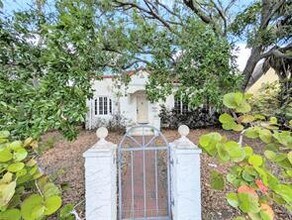 Building Photo - 1701 Siesta Dr