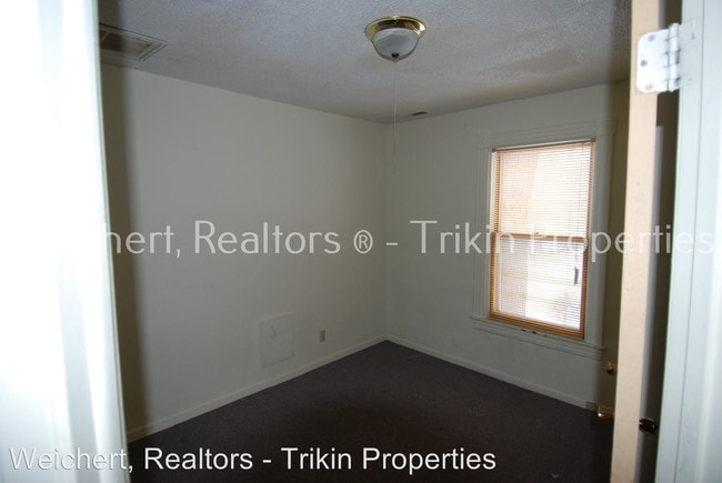 Building Photo - 460 Beaumont St E