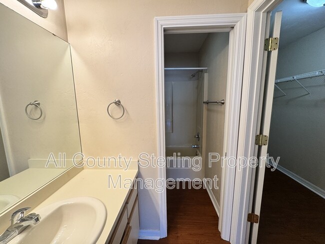 Building Photo - 302 SE Elm Loop