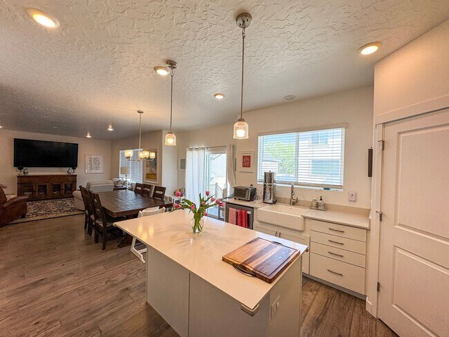Foto del edificio - Modern 4 Bed / 3 Bath Home in Syracuse | Bonus Room + Fenced Yard + 86” TV Included