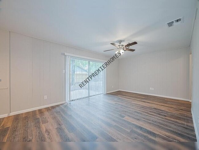 Building Photo - 9003 Chateau Forest Dr