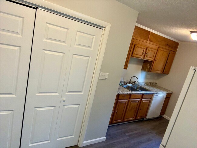 Building Photo - 3 Bedroom in Jack Britt