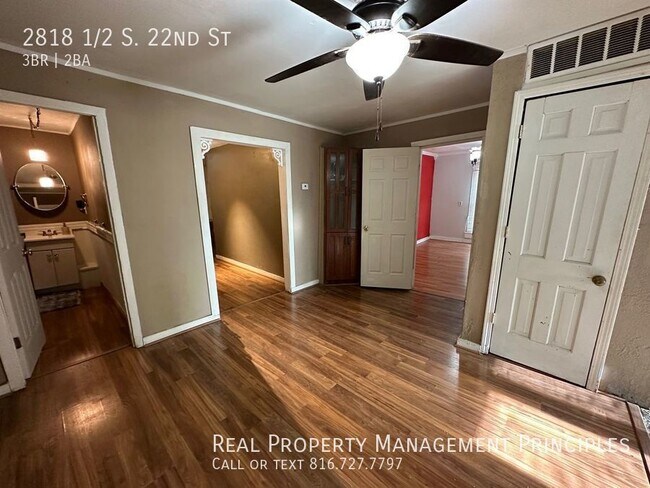 Building Photo - Large 3 bedroom 2 Bathroom Walk Up Unit!!