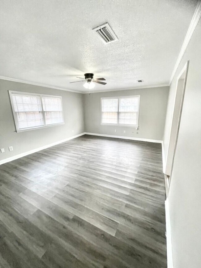 Foto del edificio - 904 Freeman! Coming Soon!