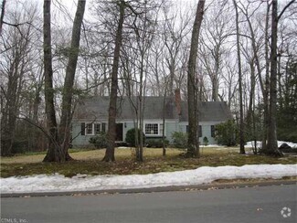 Spacious clean 4 bedroom, 2 upstairs 2 down stairs - 24 Woodcliff Dr