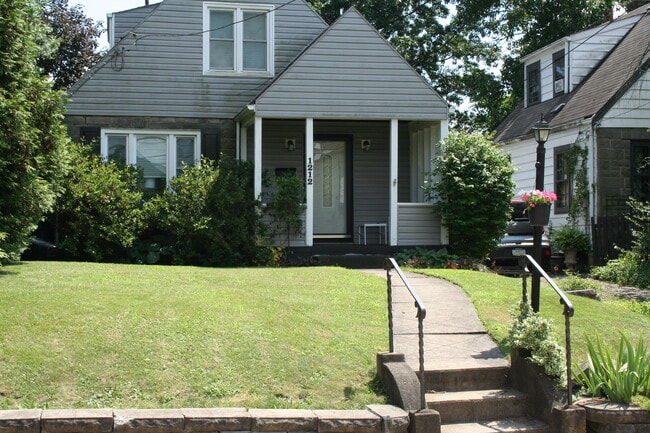 Building Photo - 1212 Love St