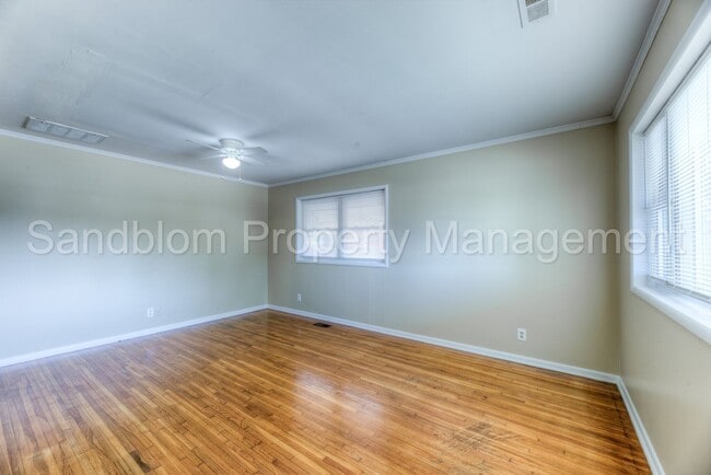 Building Photo - FOR LEASE | Mid Town | 3 Bed 2 Bath Home $...