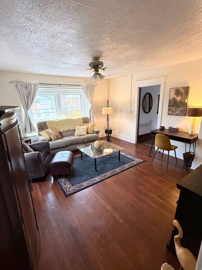 Foto del edificio - Classic Craftsman Charm - 2BR Upstairs in ...