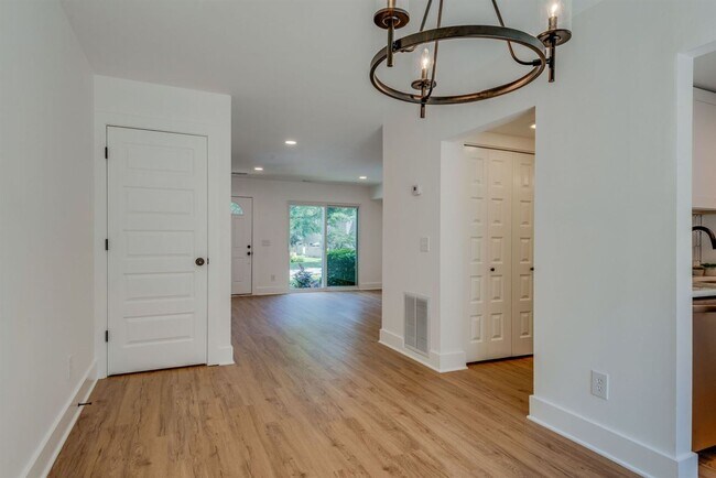 Building Photo - Beautifully remodeled condo