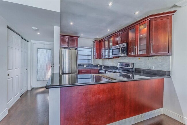 Foto del edificio - 3000 Sunrise Lakes Dr E