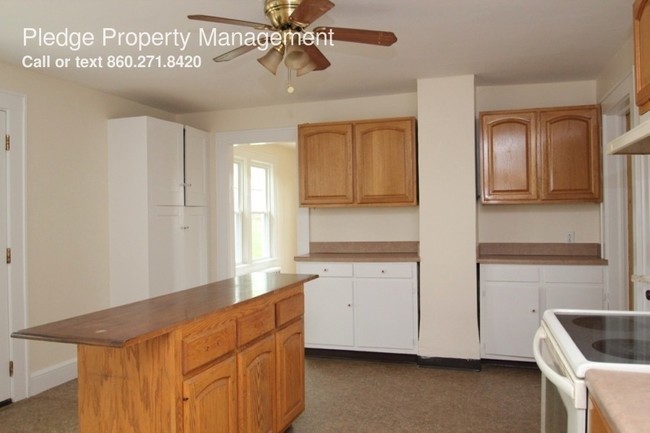 Building Photo - 1402 Trumbull Hwy