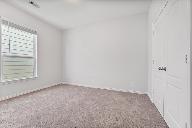 Foto del edificio - 3331 Harmony View Ln