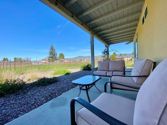 Foto del edificio - COMING SOON! 3 Bedrooms, 2 Bathrooms with ...