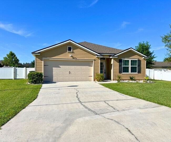 Foto del edificio - Stylish 4-Bedroom Home with Fenced Yard – Prime Location!