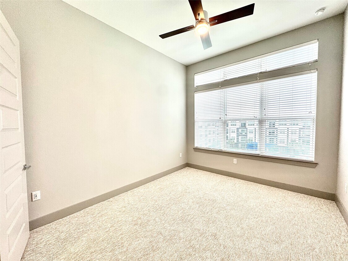 Building Photo - 401 W 25th St