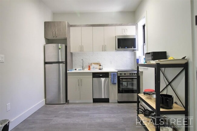 Foto del edificio - Grand Spacious 2 Bed in Prime Crown Heights