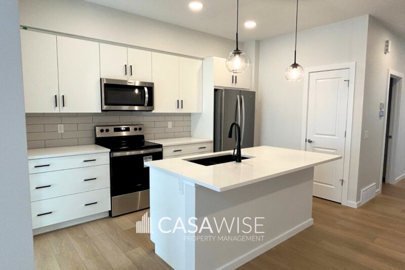 Photo principale - 20744-20724 24 Ave NW