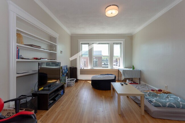 Foto del edificio - 3.5 Bed/2 Bath In Allston - Gorgeous Apt i...