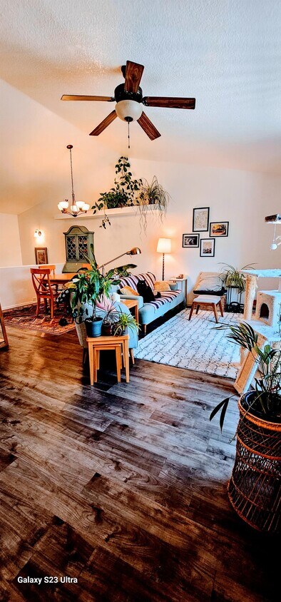 Foto principal - 111 E Oak Ave