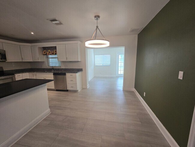 Foto del edificio - 3 Bedroom W/ Den + Office Space + 2 Car Garage and Fenced in Yard - Annual Rental