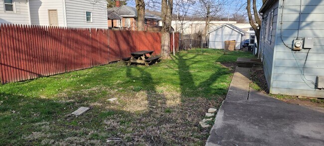 patio trasero - 516 E Warren St