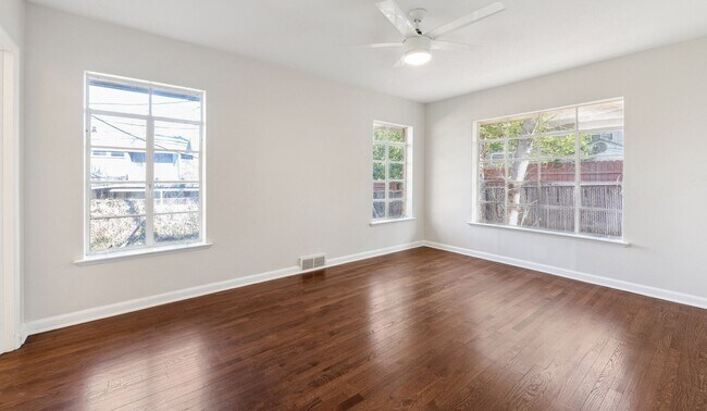 Building Photo - Gorgeous 3-Bedroom 2-Bath home in Lake Par...