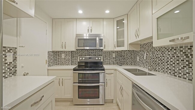 Foto del edificio - 2 br, 1 bath Condo - 5005 Collins Ave Apt 922