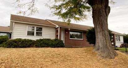 Building Photo - 602 W 12th St