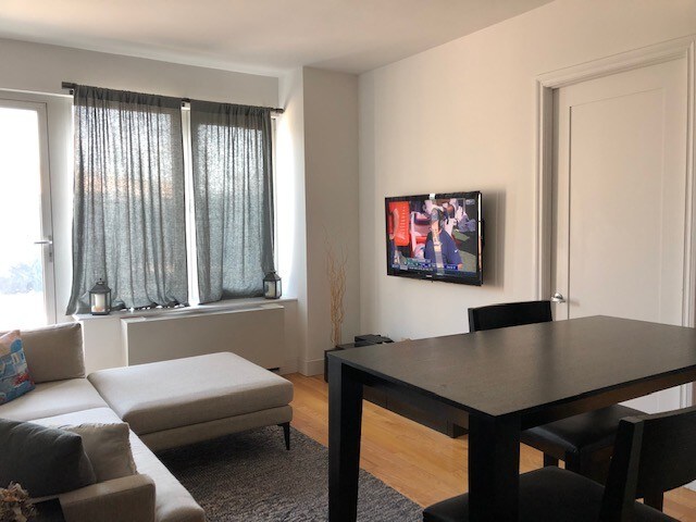 Living room - 10-50 Jackson Ave