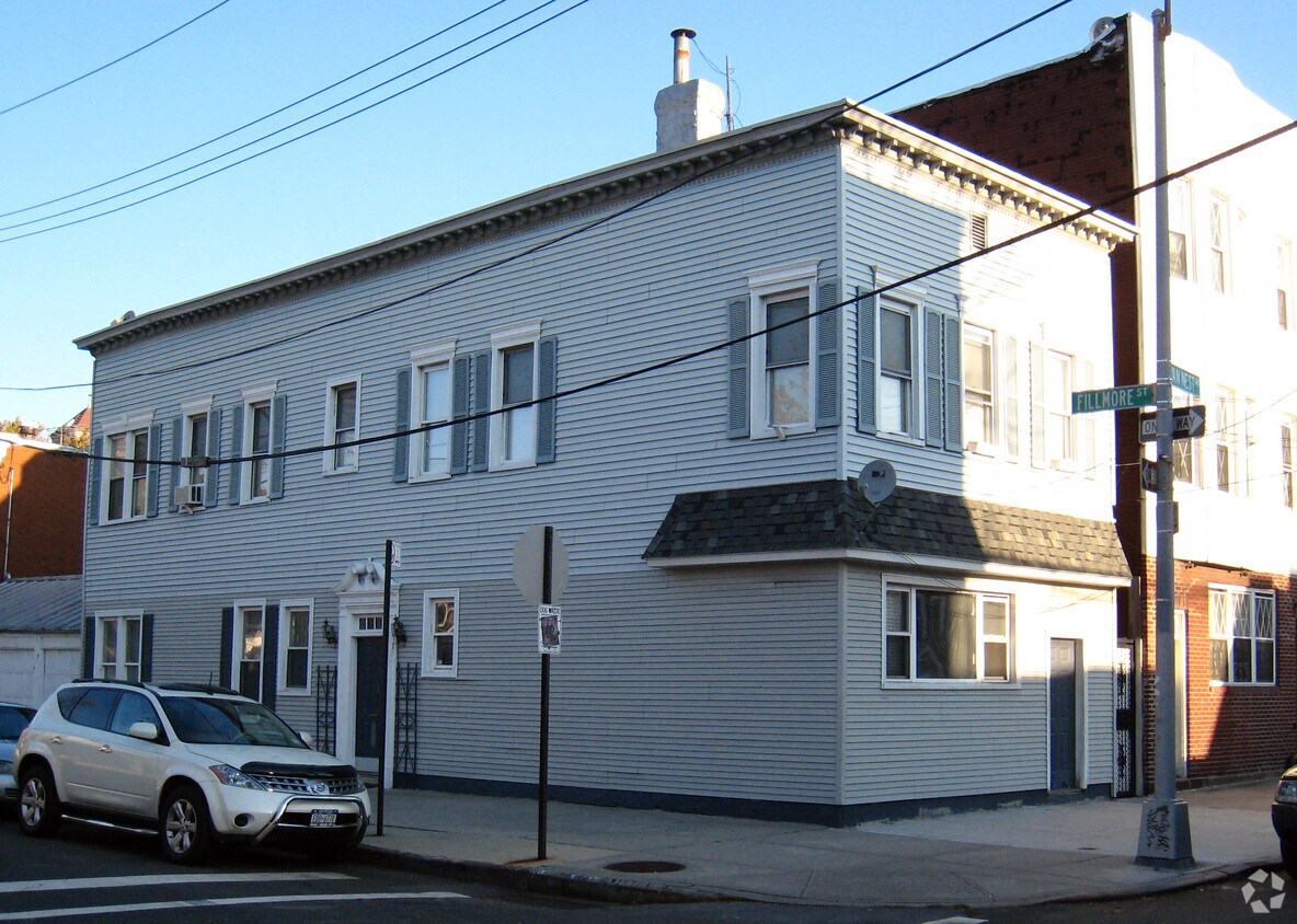 Foto principal - 627 Van Nest Ave