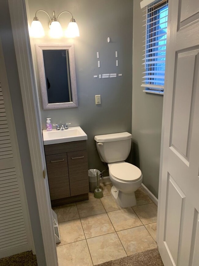 Building Photo - Beautiful Renovated 3/1.5 Home in Beechvie...