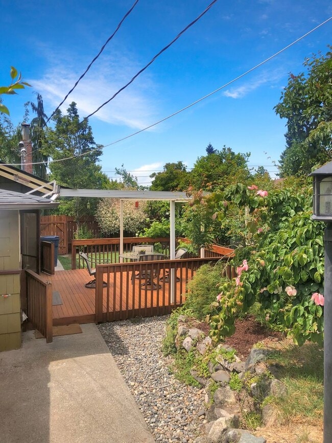Building Photo - Adorable home, wonderful space and great l...