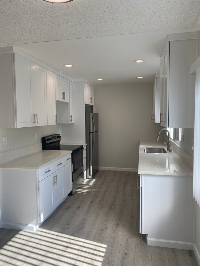 Foto del edificio - 329 Eucalyptus Dr